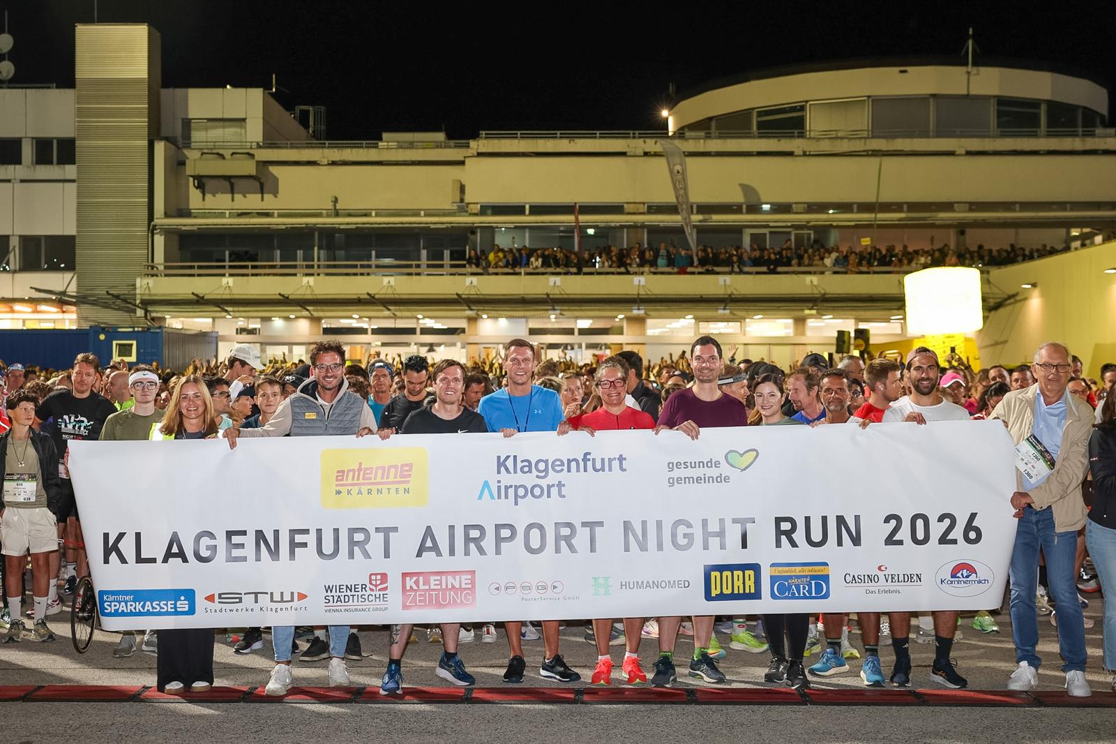 Klagenfurt Airport Night Run 2026 mit vielen Teilnehmenden und Sponsoren auf der Rennstrecke